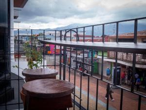 desde el balcón de un edificio con vistas a la ciudad en Lolas Hostal Hab. 2 (Baño Compartido), en San José