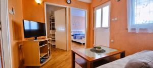 Televízia a/alebo spoločenská miestnosť v ubytovaní Simic Apartments