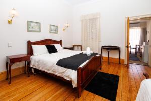 Un dormitorio con una cama con un osito de peluche. en BIG4 Cape Jervis Accommodation & Caravan Park en Cape Jervis
