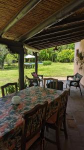 una mesa y sillas en un patio con mesa y sillas en Loren House en Luján de Cuyo