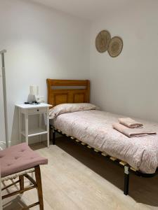 A bed or beds in a room at Casa Mery Pamplona
