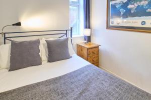 - une chambre avec un lit et une photo sur le mur dans l'établissement Host & Stay - Prospect Place, à Canterbury