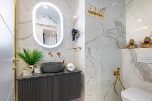ein Bad mit einem Waschbecken und einem Spiegel in der Unterkunft Smart Apartment Near Puerta Del Sol in Madrid