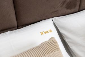 una cama blanca con una almohada con las palabras sin último desliz en Apartman Stankovic Milmari Resort, en Kopaonik 45 fotos más