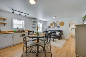 Η κουζίνα ή μικρή κουζίνα στο Walkable Milledgeville Cottage Near Andalusia Farm