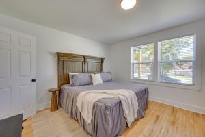 Ένα ή περισσότερα κρεβάτια σε δωμάτιο στο Walkable Milledgeville Cottage Near Andalusia Farm