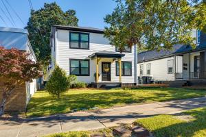 Modern Milledgeville Getaway Walk to Downtown! في ميلدغفيل: بيت أبيض مع باب أمامي أصفر