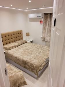 Fully Air-Conditioned Bedroom w 2 Double Beds & King Size Sofa Bed w Ensuite Bathroom Near Grand Union Canal - FREE Parking tesisinde bir odada yatak veya yataklar