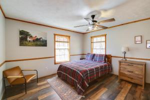 Schlafzimmer mit einem Bett und einem Deckenventilator in der Unterkunft Modern-Rustic Love Cabin in Cosby Deck and Grill in Cosby