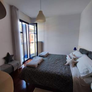 Un dormitorio con una cama grande y una ventana en lL NIDO IN CITTÀ, en Trento