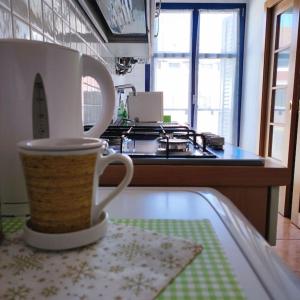 Una taza de café sentada en una barra en una cocina en lL NIDO IN CITTÀ, en Trento