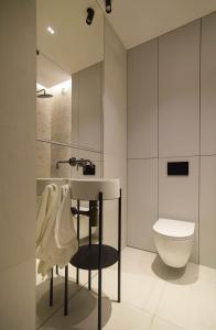 a bathroom with a sink and a toilet at JAPANDI Apartament Modlińska Żerań in Warsaw