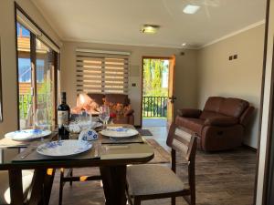 Una sala de estar con una mesa y sillas y un sofá. en Mirabosque aparment Ejecutivos 6, en Osorno