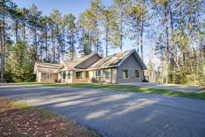 una casa en el bosque con entrada en Peaceful Hibbing Getaway Heated Floors, Fire Pit!, en Hibbing