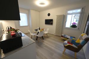 een keuken en een woonkamer met een tafel en stoelen bij Ca' Milla Apartment Noale Centro Storico in Noale