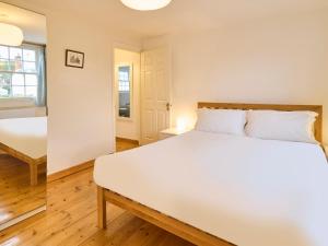 um quarto com uma grande cama branca e uma mesa em Host & Stay - New Street em Canterbury