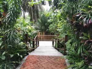 drewniana brama w środku ogrodu w obiekcie Ryokan AI Japan Friend - Free Breakfast & Hotsprings Tour w Kuala Lumpur