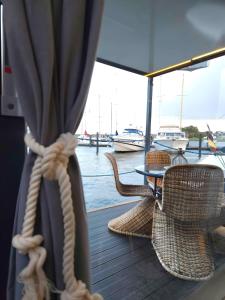 Hausboot AHOY Masal的休息区