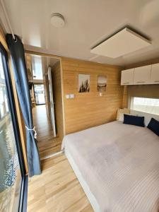 1 dormitorio pequeño con 1 cama en una cabaña en Hausboot AHOY Masal, en Lübeck