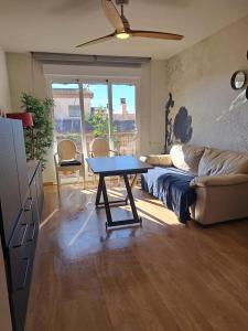 a living room with a couch and a table at Gran apartamento familiar in Granada