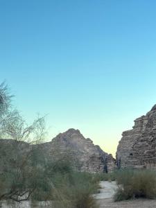 einen Weg in der Wüste zwischen zwei felsigen Bergen in der Unterkunft Wadi Rum desert Mohammed in Wadi Rum