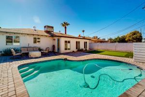 een zwembad voor een huis bij Lone Palm Terrace in Scottsdale