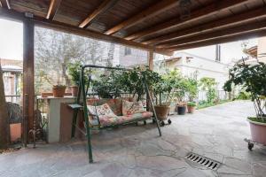 een bank op een patio met planten bij MARCONI DEPENDANCE in Campi Bisenzio