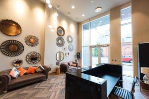 ein Wohnzimmer mit einem Sofa und einem Glastisch in der Unterkunft City Centre Luxury Apartment in Belfast