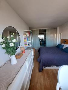 um quarto com uma cama e um espelho grande em Gran apartamento familiar em Granada