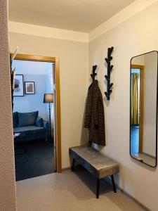 Pokój z lustrem, ławką i kanapą w obiekcie Mežaparka apartamenti w mieście Jēkabpils