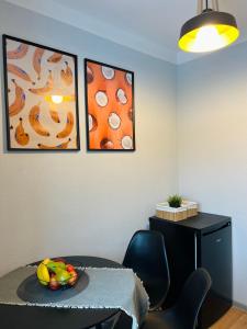 una habitación con una mesa con un bol de fruta en ella en Mežaparka apartamenti, en Jēkabpils