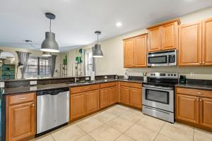 Cuina o zona de cuina de Heated Pool + Free Waterpark + Lazy River + Grill
