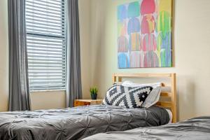 Llit o llits en una habitació de Heated Pool + Free Waterpark + Lazy River + Grill