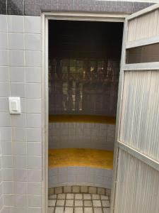 una puerta abierta a una habitación en el baño en Sítio Vila de Santa Barbara, en Caeté