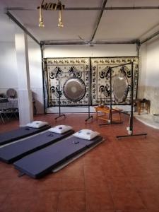 a room with three yoga mats in front of a wall at Shivanda, Habitaciones en Centro de Bienestar en la Naturaleza in Pioz