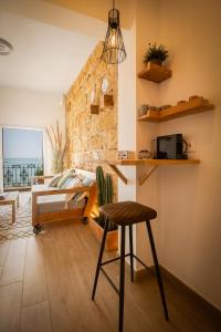 een slaapkamer met een bed, een tafel en een stoel bij The Wave Apartment in Aduanas