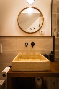 y baño con lavabo de madera y espejo. en The Wave Apartment, en Aduanas