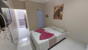 プライア・グランデにあるPousada Zambezeのベッドルーム1室(ピンクの毛布付きのベッド1台付)
