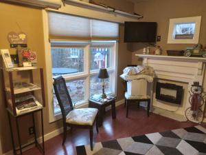 a living room with a fireplace and a tv at Betty Lous Garden in Nashville