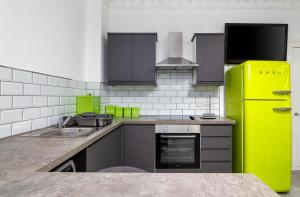 Kuchyň nebo kuchyňský kout v ubytování Spacious Apt Dundee Dockside 3BR fast Wi-Fi