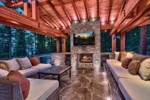 Χώρος καθιστικού στο The Ultimate Lake Tahoe Estate