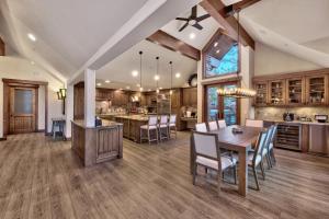 Η κουζίνα ή μικρή κουζίνα στο The Ultimate Lake Tahoe Estate