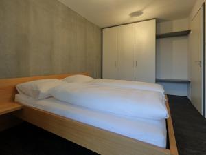 Säng eller sängar i ett rum på Hewen Apartments