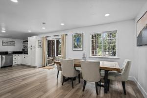 インクライン・ビレッジにあるTahoe Family Friendly Homeのテーブルと椅子のあるキッチンとダイニングルーム