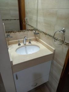聖地亞哥－德爾埃斯特羅的住宿－ALOJAMIENTO NORTE SGO，一间带水槽和镜子的浴室