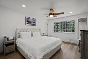 インクライン・ビレッジにあるTahoe Family Friendly Homeの白いベッドルーム(ベッド1台、天井ファン付)