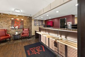 een restaurant met rode stoelen en een bar bij Red Roof Inn Cleveland - Independence in Independence
