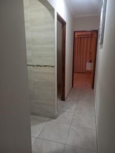 pasillo con baño con ducha de cristal en ALOJAMIENTO NORTE SGO en Santiago del Estero