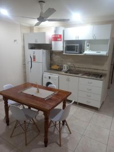 サンティアゴ・デル・エステロにあるALOJAMIENTO NORTE SGOのキッチン(木製テーブル、冷蔵庫付)