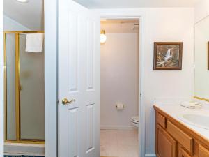 La salle de bains est pourvue de toilettes et d'un lavabo. dans l'établissement 4 bedroom 3 5 bathrooms lake view condo, à Incline Village